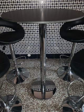 4 taburetes y Mesa alta