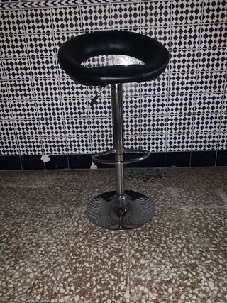 4 taburetes y Mesa alta