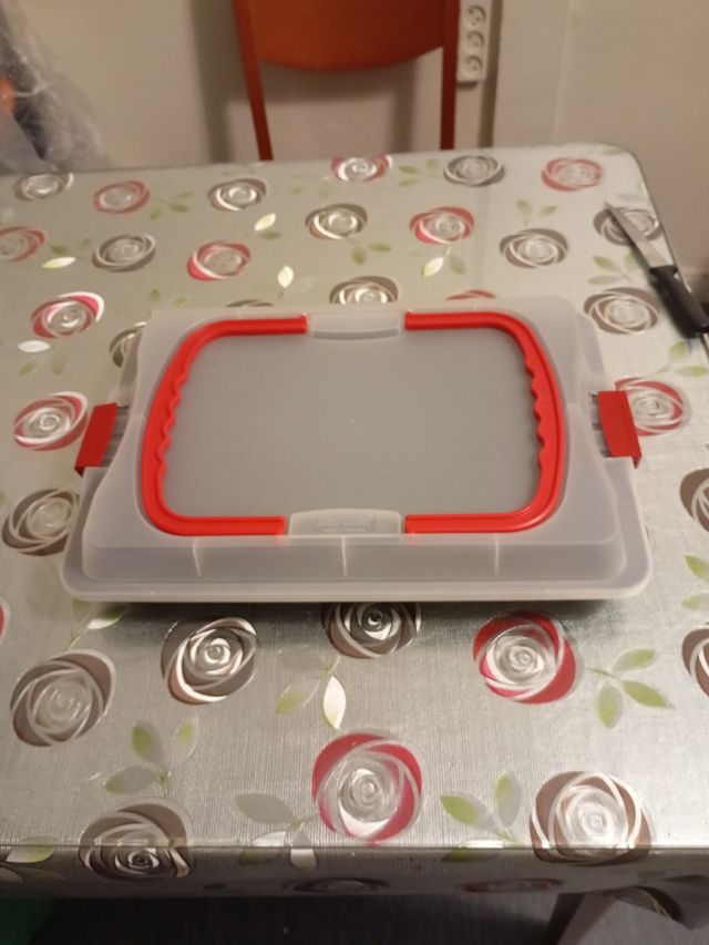 Bandeja horno con tapa maquina para empanadillas.