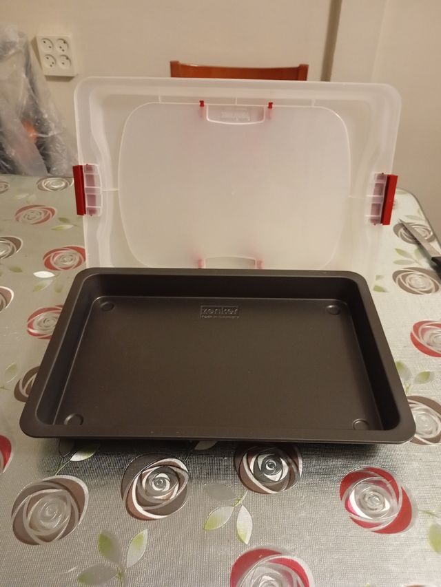 Bandeja horno con tapa maquina para empanadillas.