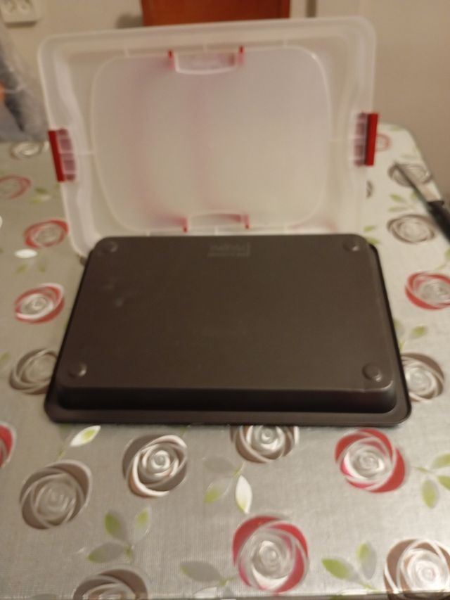 Bandeja horno con tapa maquina para empanadillas.