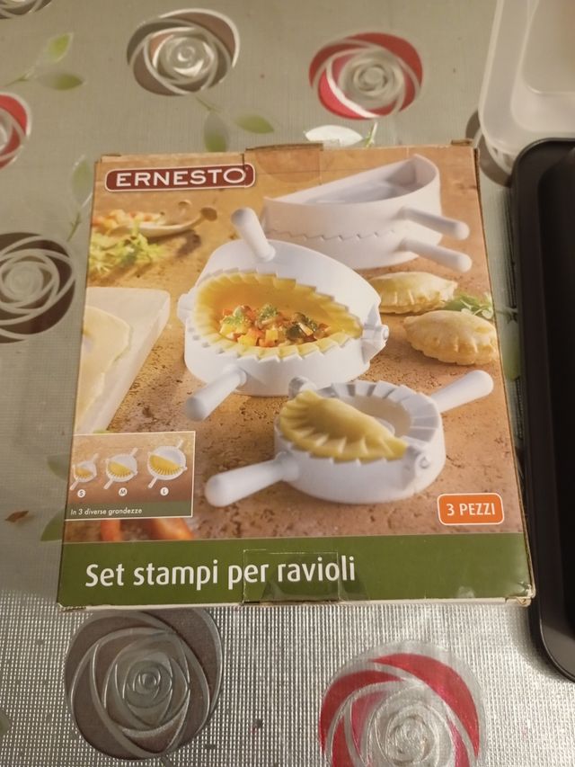 Bandeja horno con tapa maquina para empanadillas.