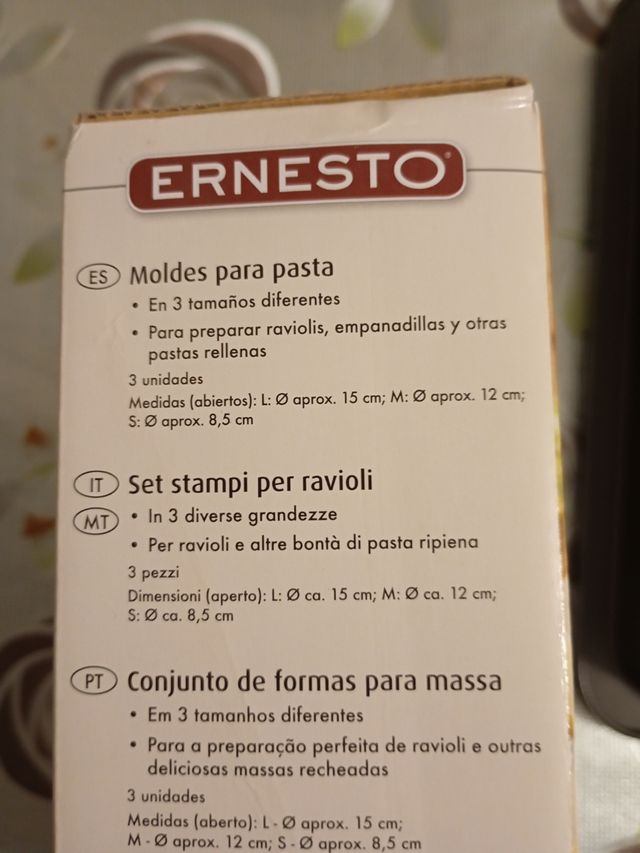 Bandeja horno con tapa maquina para empanadillas.