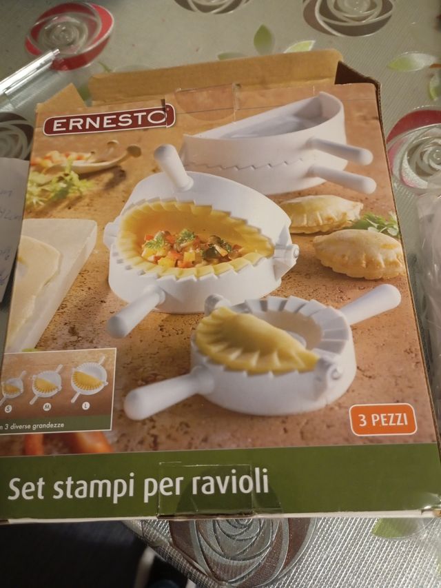 Bandeja horno con tapa maquina para empanadillas.