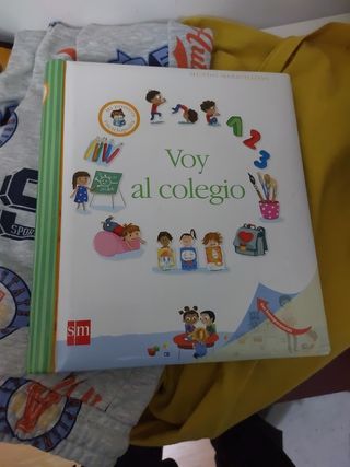 Libro infantil "voy al colegio" editorial SM