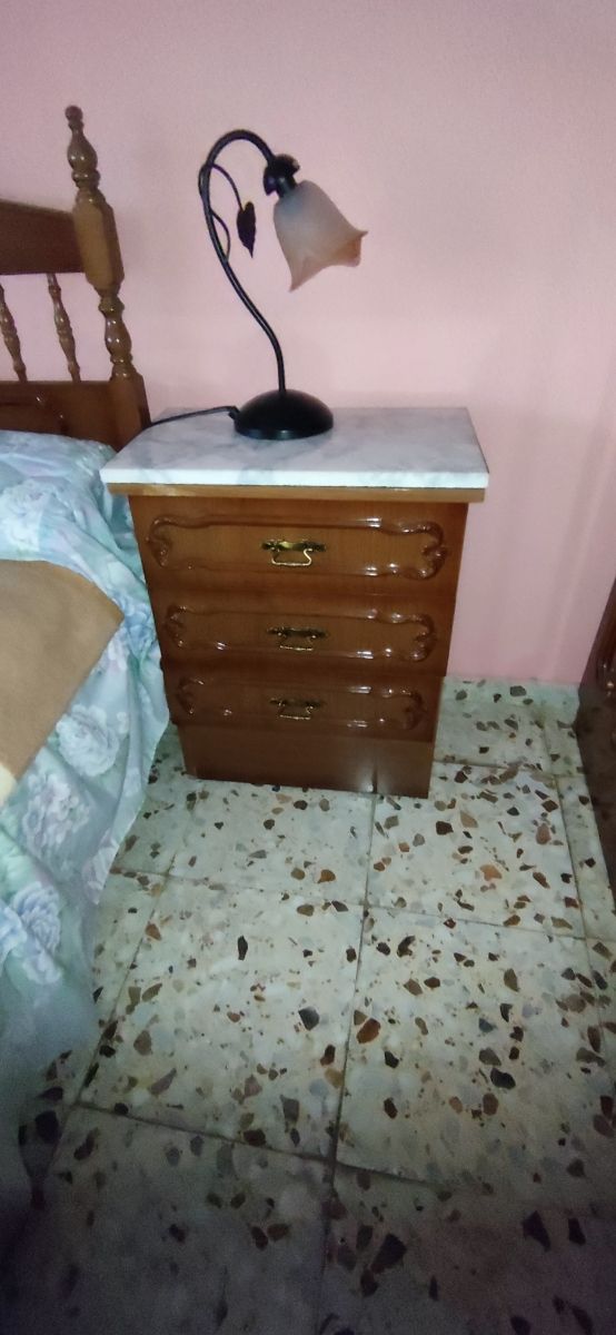 Cama somier colchón mesita