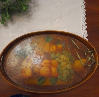 Vassoio in legno con frutta dipinta