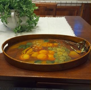Vassoio in legno con frutta dipinta