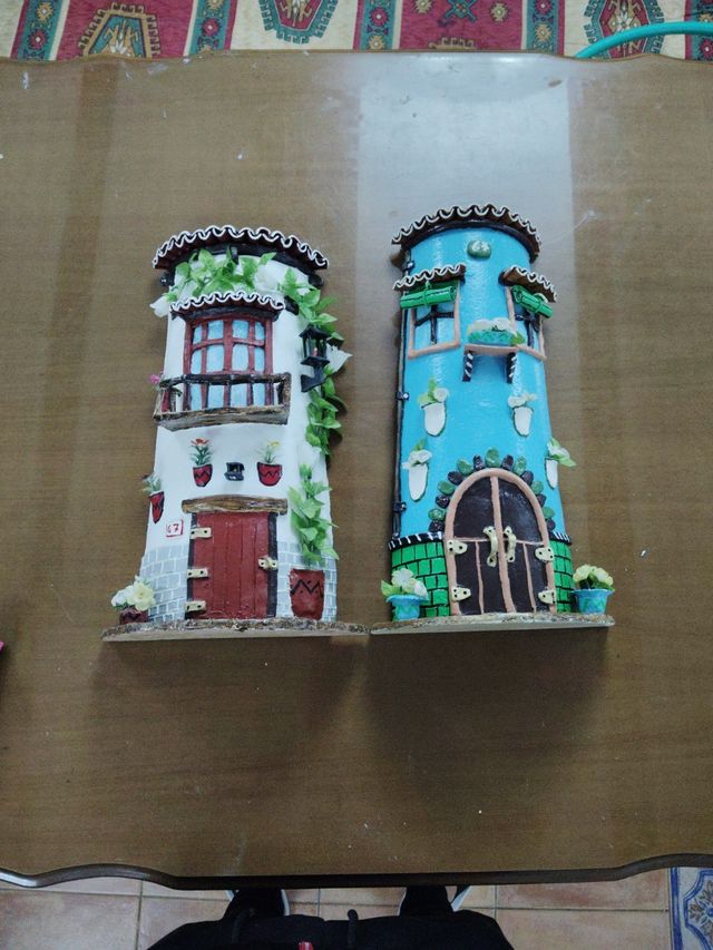 Tejas decoradas en forma de casas