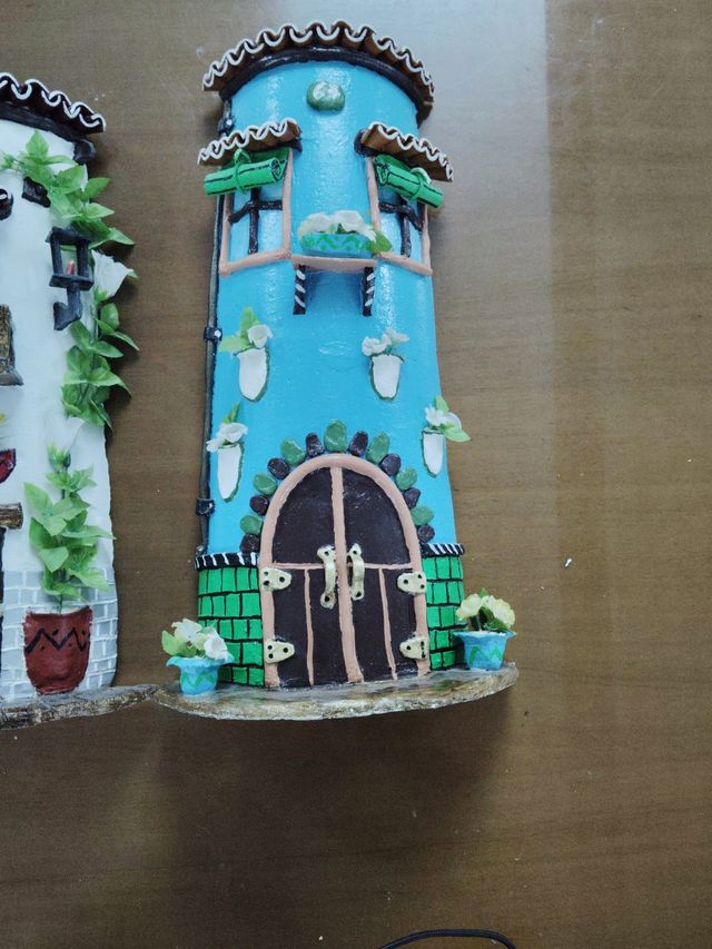 Tejas decoradas en forma de casas