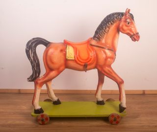 Antiguo caballo de cartón