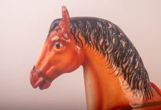 Antiguo caballo de cartón