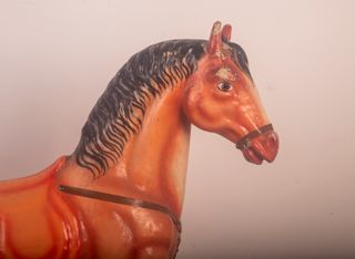 Antiguo caballo de cartón