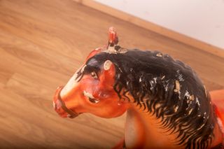 Antiguo caballo de cartón