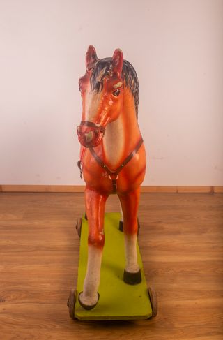 Antiguo caballo de cartón