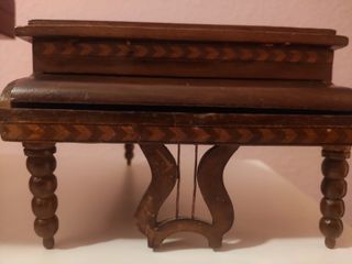 Caja música madera y nácar,  antigua 