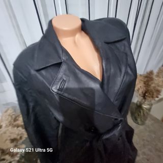 Gabardina de piel sintética