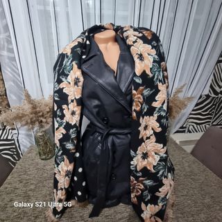 Gabardina de piel sintética