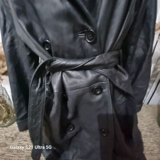 Gabardina de piel sintética