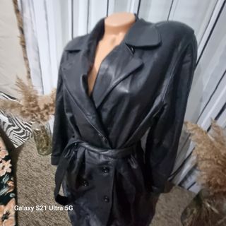 Gabardina de piel sintética