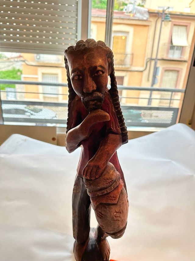 Figura africana tallada en madera maciza