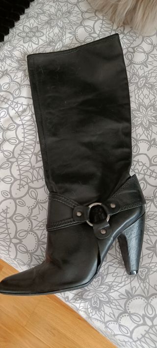 Botas altas de piel negras