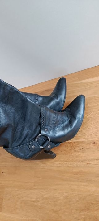 Botas altas de piel negras