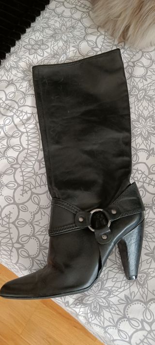 Botas altas de piel negras