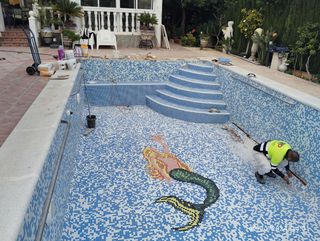 Piscina Escalera y banca de obra