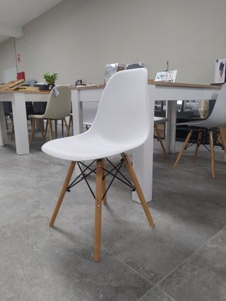 MESA CON 4 SILLAS NÓRDICAS