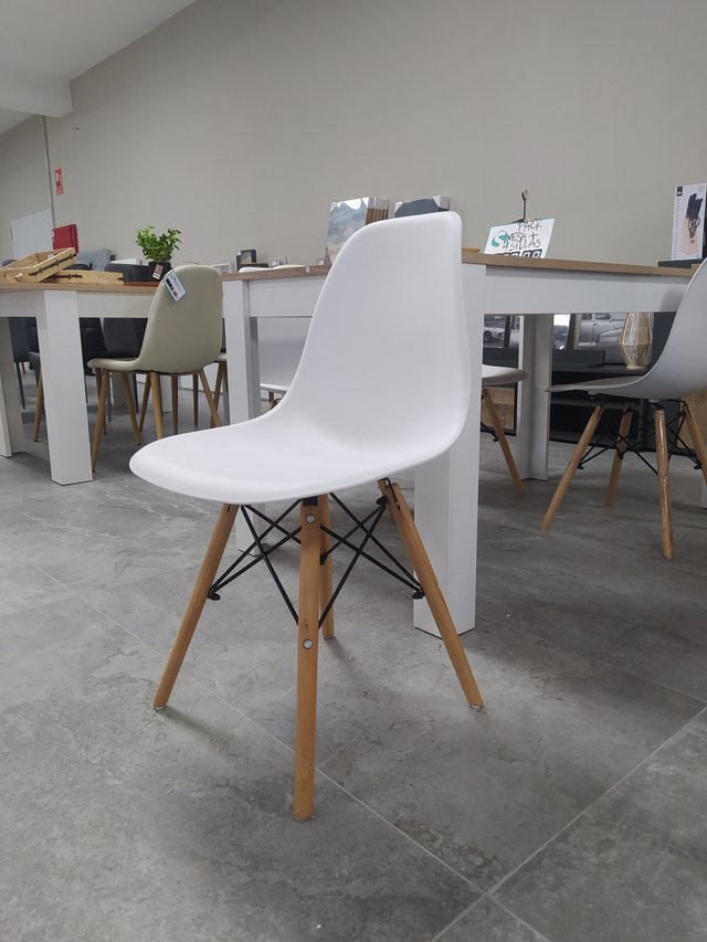 TAVOLO CON 4 SEDIE NORDICHE