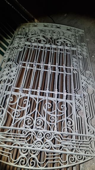Rejas Forja Antiguas y ventanales con marcos.