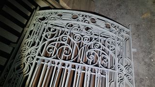 Rejas Forja Antiguas y ventanales con marcos.