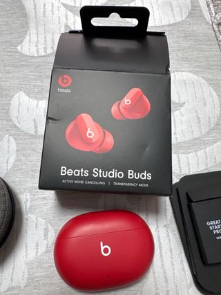 Auriculares Beats Studio Buds rojos sin uso
