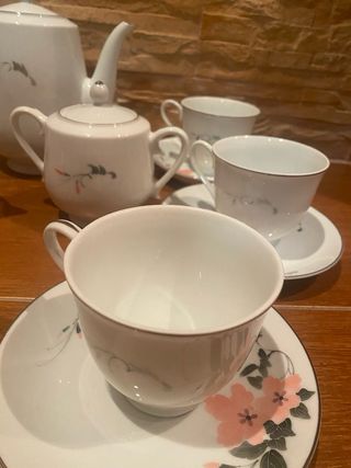 Juego de te con seis tazas , azucarero y lechera