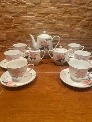 Juego de te con seis tazas , azucarero y lechera