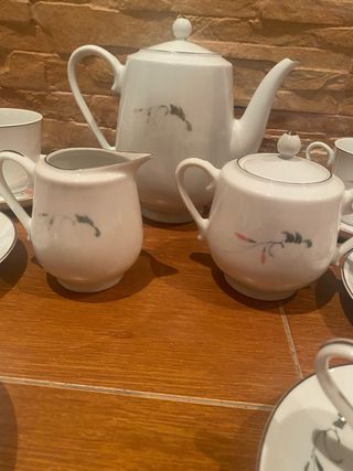 Juego de te con seis tazas , azucarero y lechera