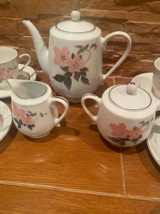 Juego de te con seis tazas , azucarero y lechera