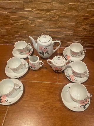 Juego de te con seis tazas , azucarero y lechera