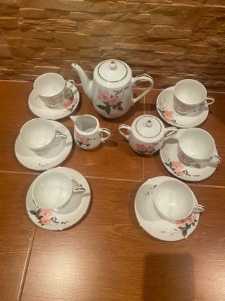 Juego de te con seis tazas , azucarero y lechera