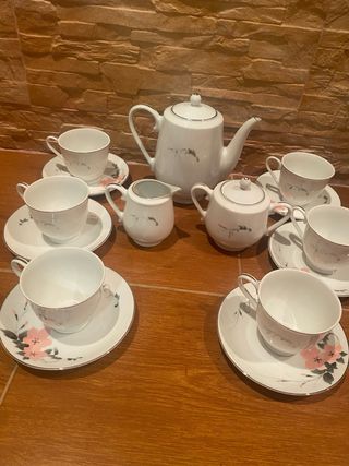 Juego de te con seis tazas , azucarero y lechera