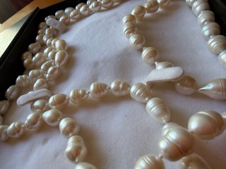Doble collar, gargantilla y pendientes de perlas