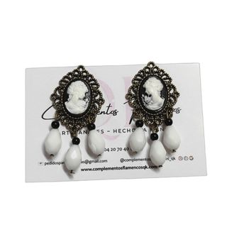 Pendientes flamenca camafeos blancos y negros