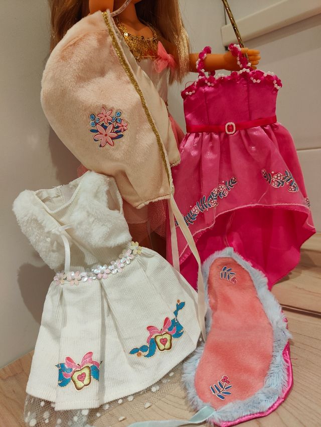 Nancy con tres vestidos