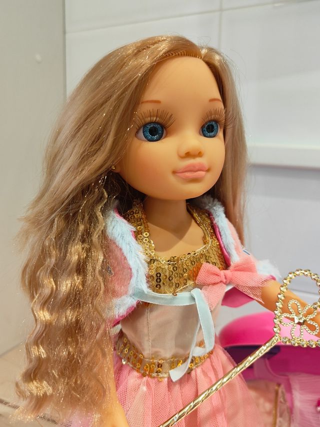 Nancy con tres vestidos