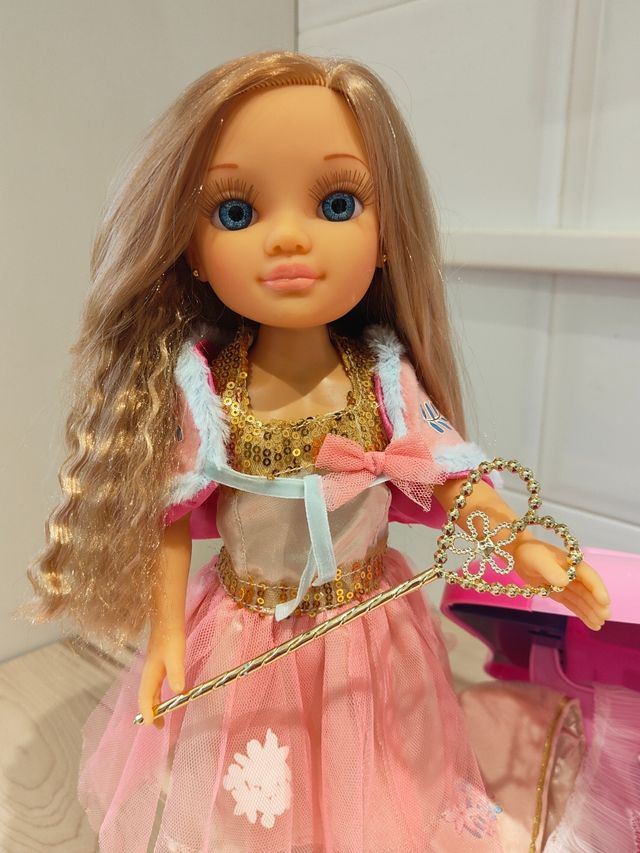 Nancy con tres vestidos