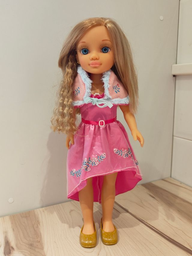 Nancy con tres vestidos