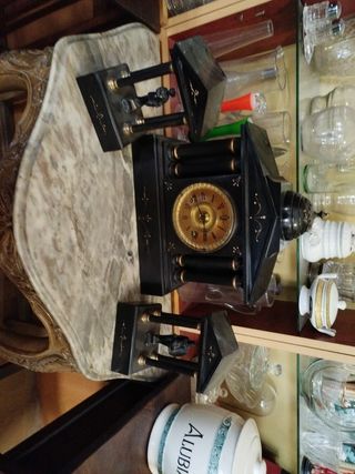 Reloj y figuras de mármol 