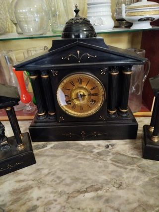 Reloj y figuras de mármol 
