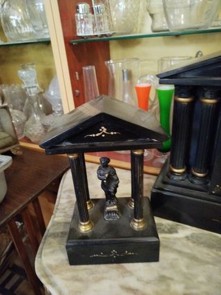 Reloj y figuras de mármol 